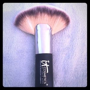 ITcosmetics Heavenly Luxe Mega Fan brush #9